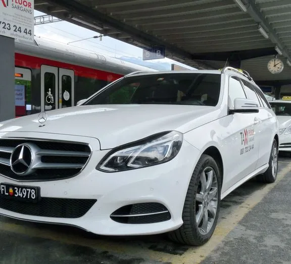 Mercedes-Limousine von Taxi Fluor am Bahnhof Sargans